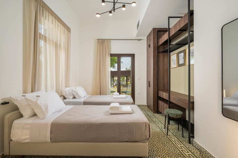 Photo of the whole room, Bedroom, wardrobe