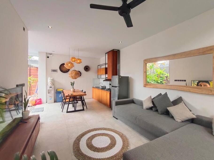 TV and multimedia, Kitchen or kitchenette, Living room, Seating area, Dining area, fireplace