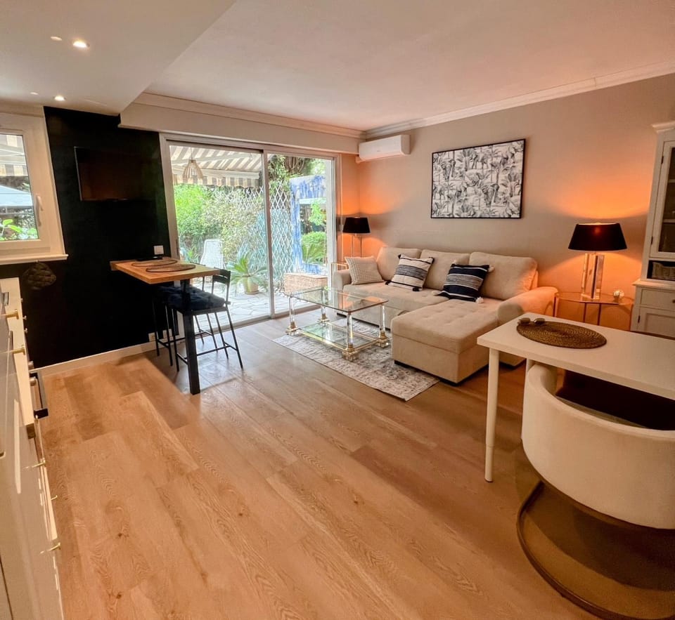 TV and multimedia, Kitchen or kitchenette, Living room, Seating area, Dining area