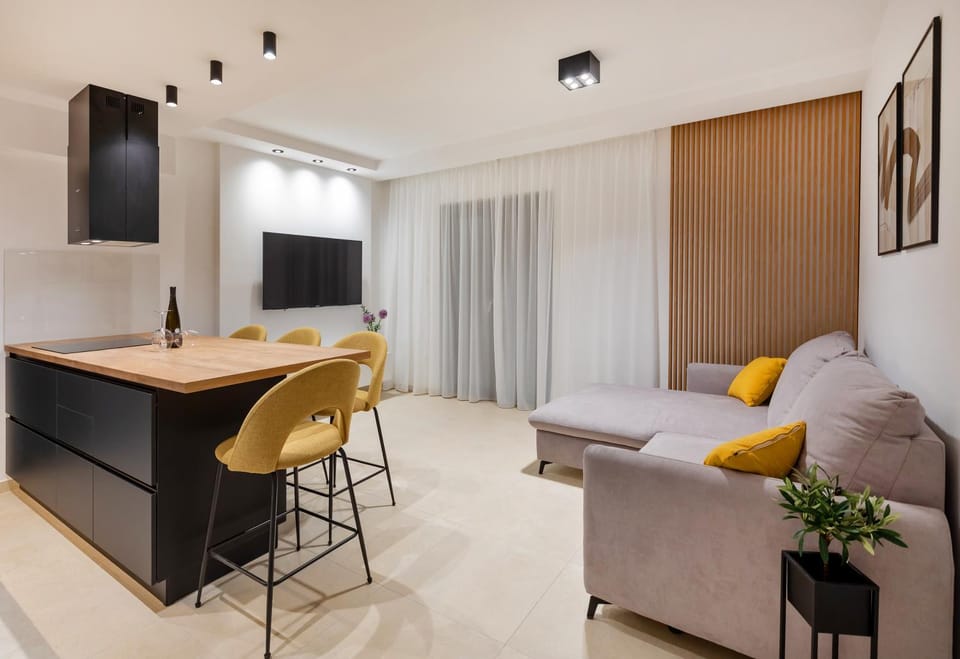 Communal lounge/ TV room, TV and multimedia, Living room, Seating area, Dining area