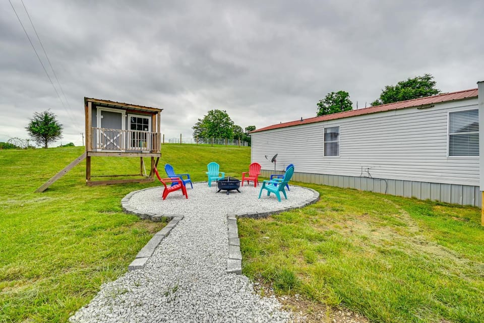< Half-Mi to Mammoth Cave! Family Home w/ Yard House in Kentucky