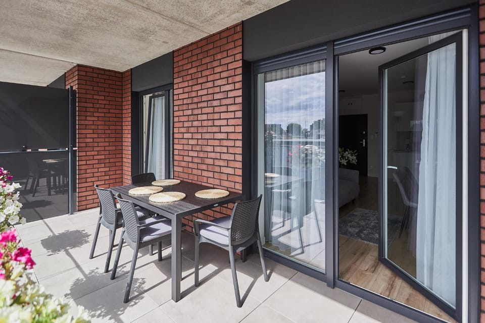 Property building, Patio, Balcony/Terrace