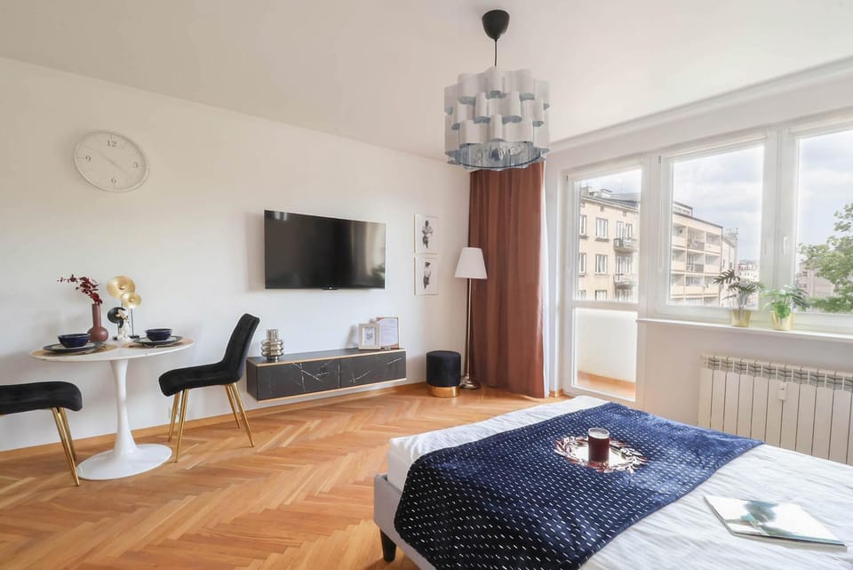 Bed, TV and multimedia, Living room, Photo of the whole room, Dining area, Bedroom
