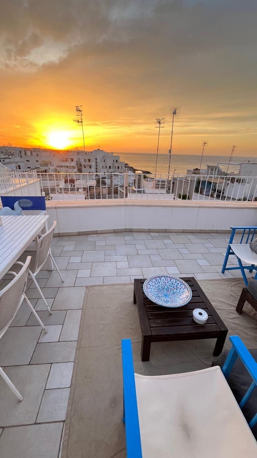 Natural landscape, View (from property/room), Balcony/Terrace, Dining area, Landmark view, Sea view, Lunch, Sunset