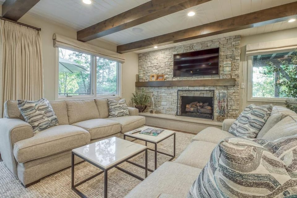 Lake Front Modern Luxury House in Lake Arrowhead