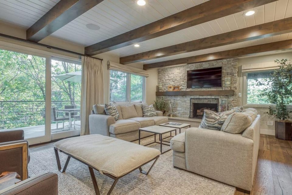 Lake Front Modern Luxury House in Lake Arrowhead