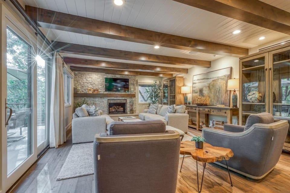 Lake Front Modern Luxury House in Lake Arrowhead
