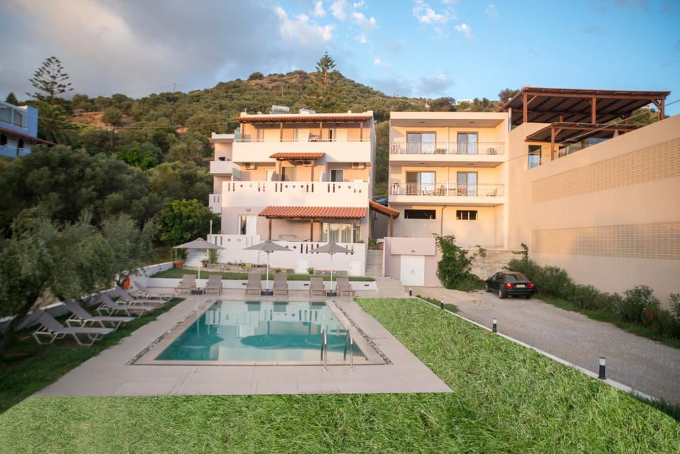 Property building, Mountain view, Pool view, sunbed