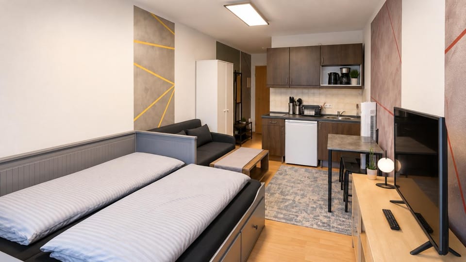 Bed, TV and multimedia, Kitchen or kitchenette, Living room, Photo of the whole room, Seating area, Dining area, Evening entertainment, Bedroom, stove