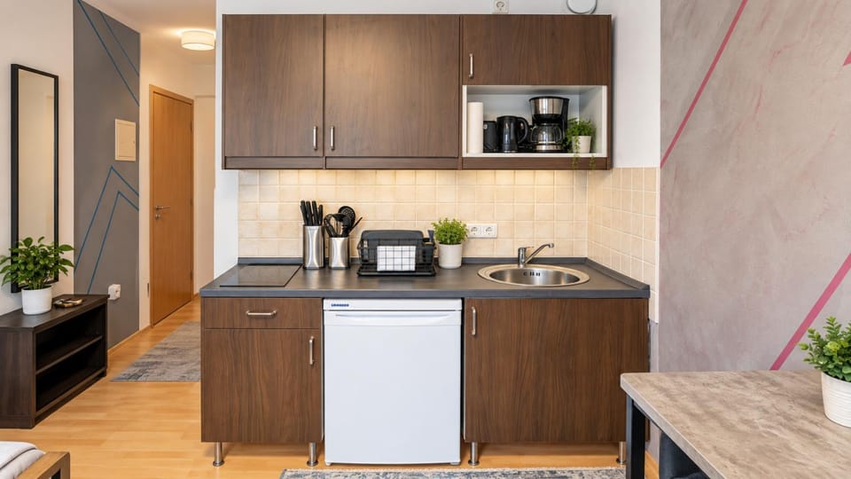 Coffee/tea facilities, Kitchen or kitchenette, dishwasher, stove, toaster