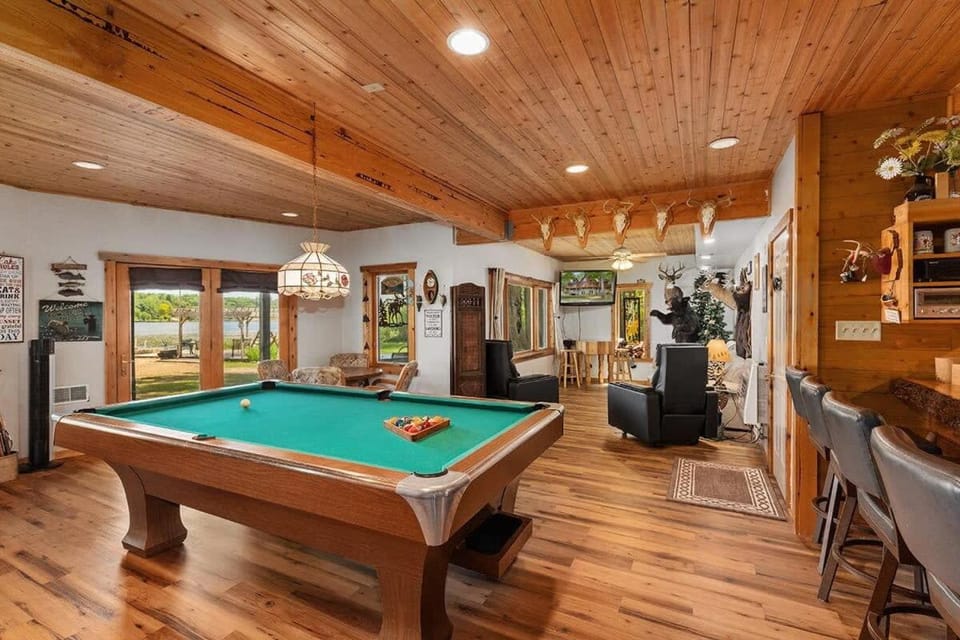 Lakefront 5BR Cabin on Big Crooked Lake w Pontoon Cabin in Michigan