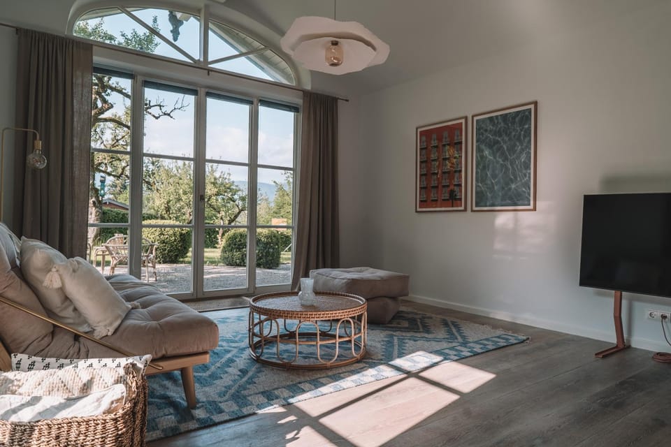 TV and multimedia, Living room, Seating area, Evening entertainment