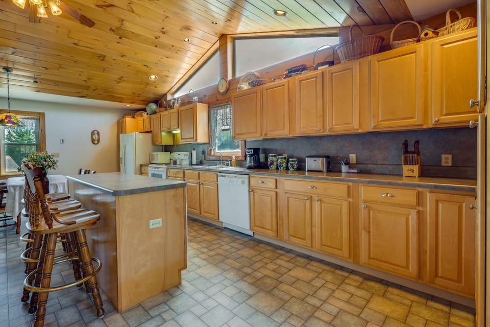 Spacious Pennsylvania Vacation Rental with Backyard House in Allegheny River