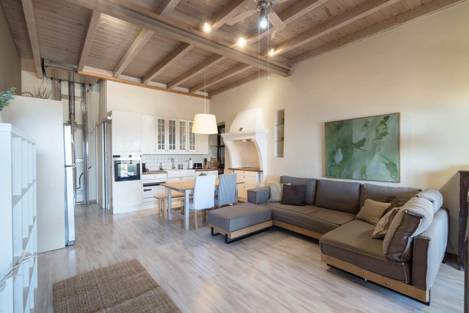 Kitchen or kitchenette, Living room, Seating area, Dining area