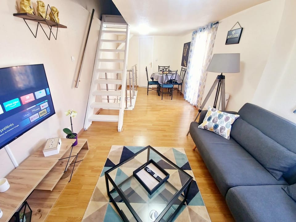 TV and multimedia, Living room, Seating area, Dining area