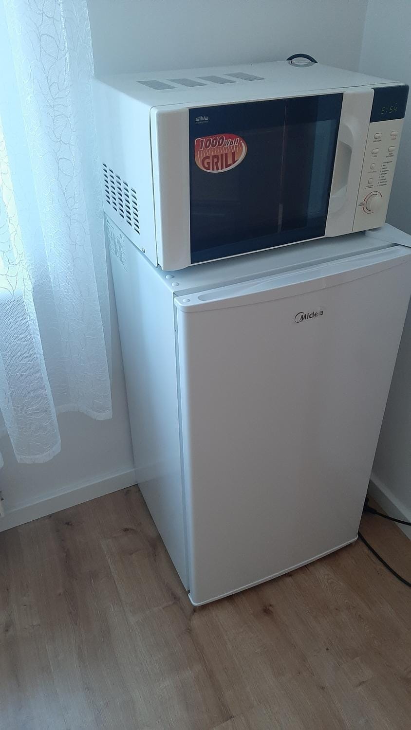 Kitchen or kitchenette, minibar