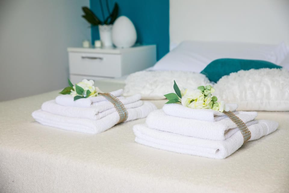 Bed, Bedroom, towels