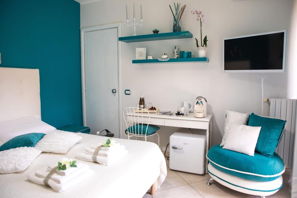 Bed, TV and multimedia, Bedroom, towels