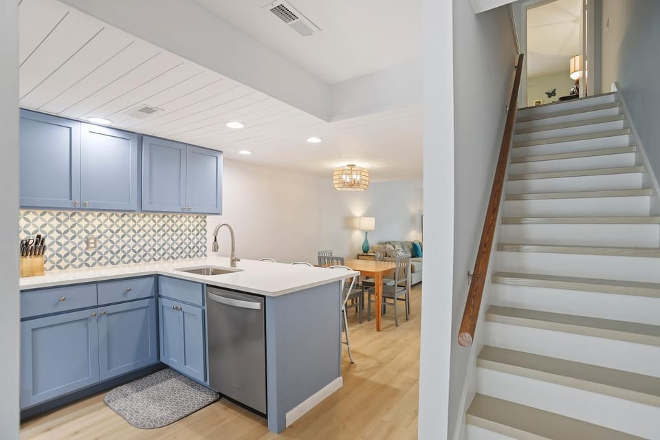 King Bed Master BR Queen Guest Room Sleeper Sofa Bikes & Beach Gear included House in South Forest Beach
