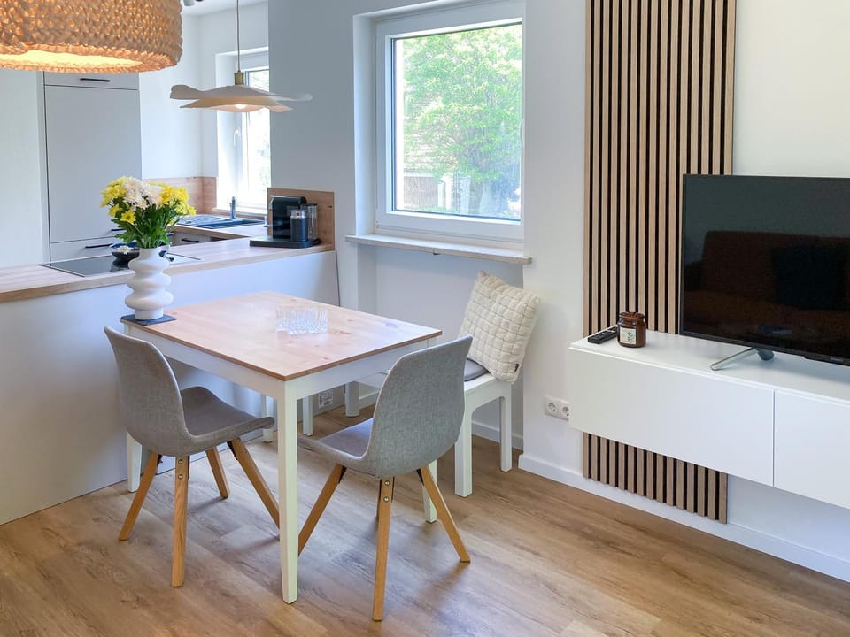 TV and multimedia, Dining area, Food, kitchen
