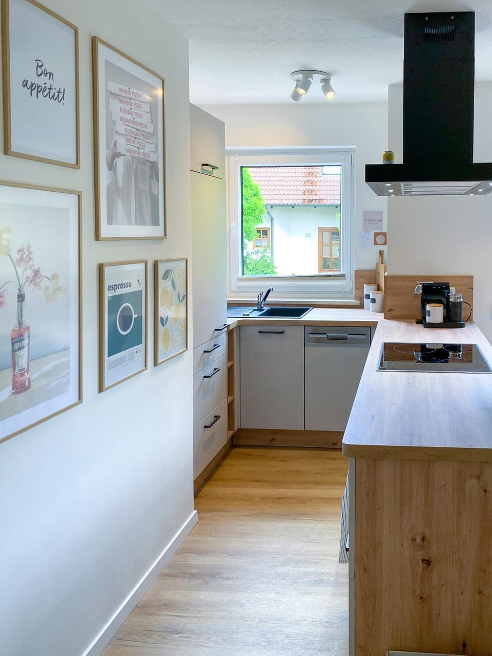 Kitchen or kitchenette, pet friendly, stove, toaster