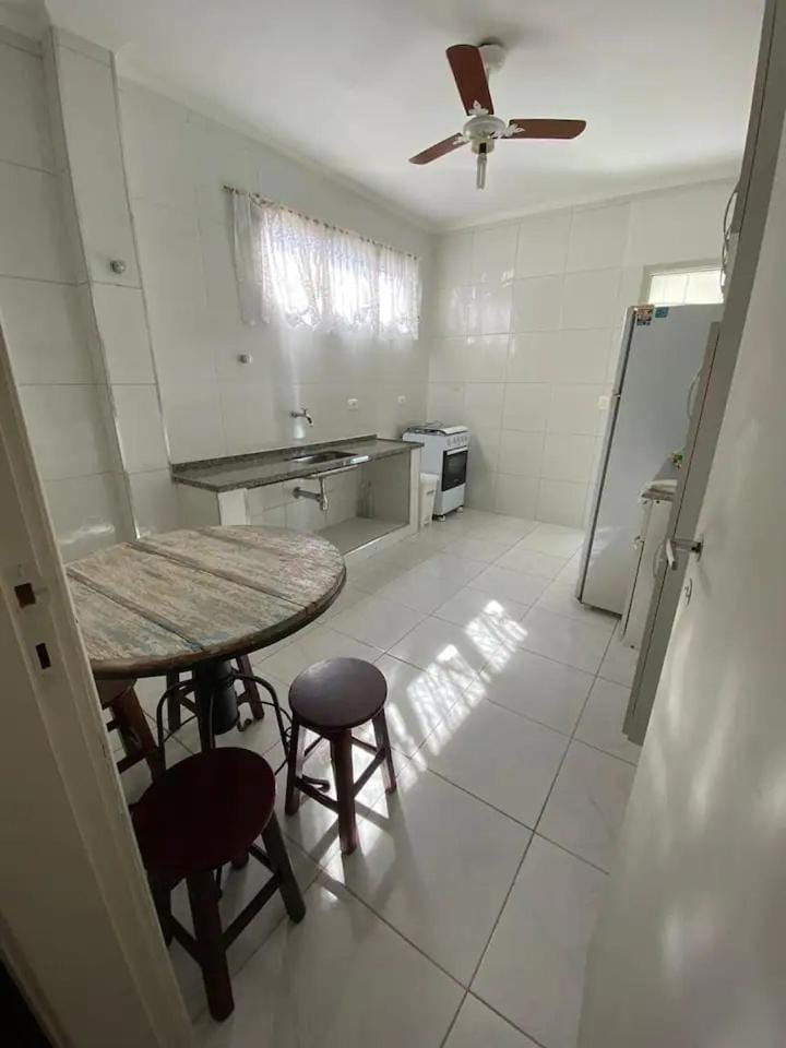 Amplo apto na Enseada a apenas 50 metros da praia Apartment in State of São Paulo