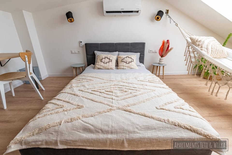Bed, Bedroom, air conditioner