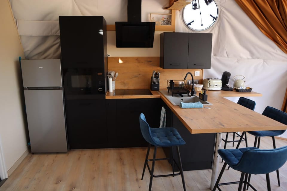 Coffee/tea facilities, Kitchen or kitchenette, Dining area, minibar, stove, toaster