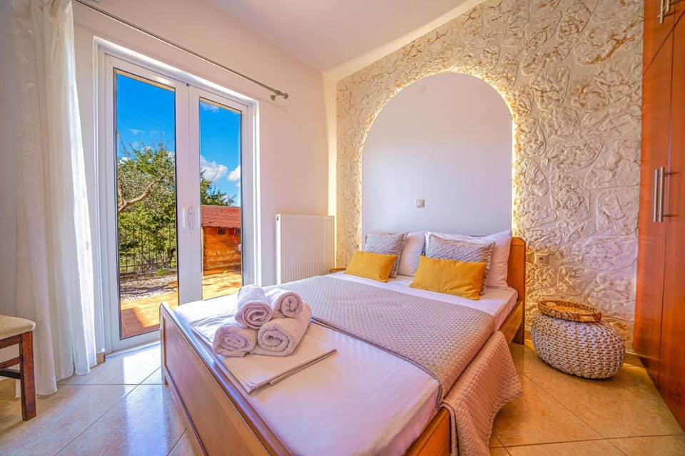 Bed, Natural landscape, Photo of the whole room, Bedroom, towels
