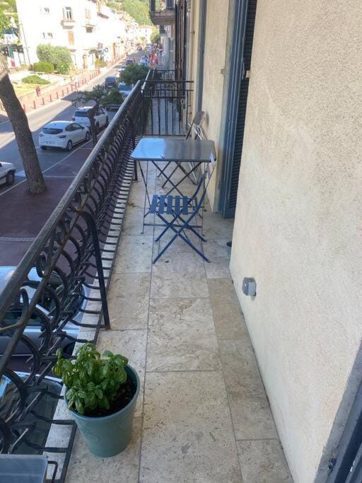 Jolie appartement en plein centre du village Apartment in French Riviera