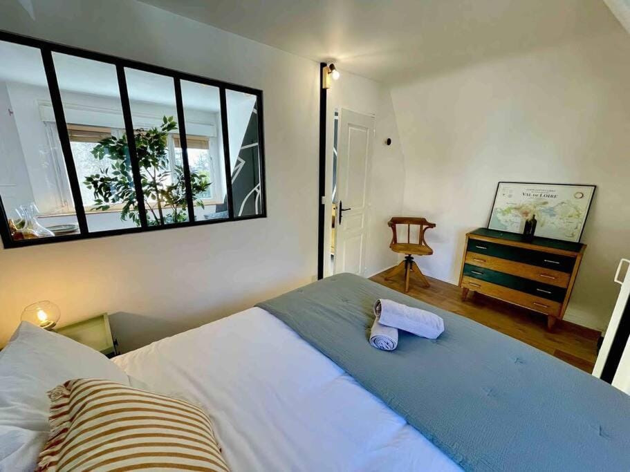 Bed, Photo of the whole room, Bedroom, towels