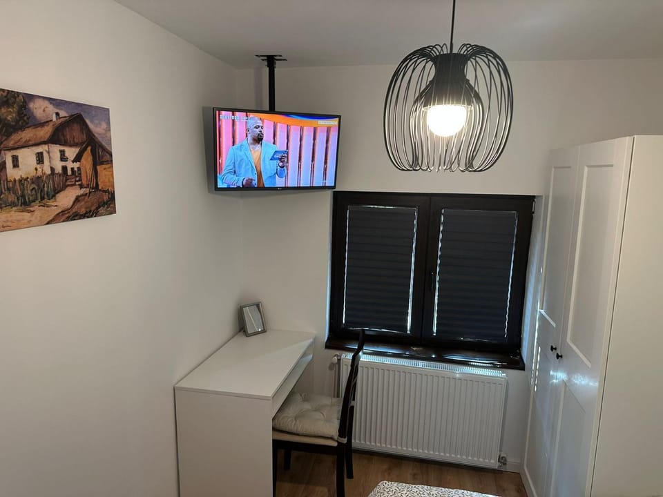 Bed, TV and multimedia, Bedroom