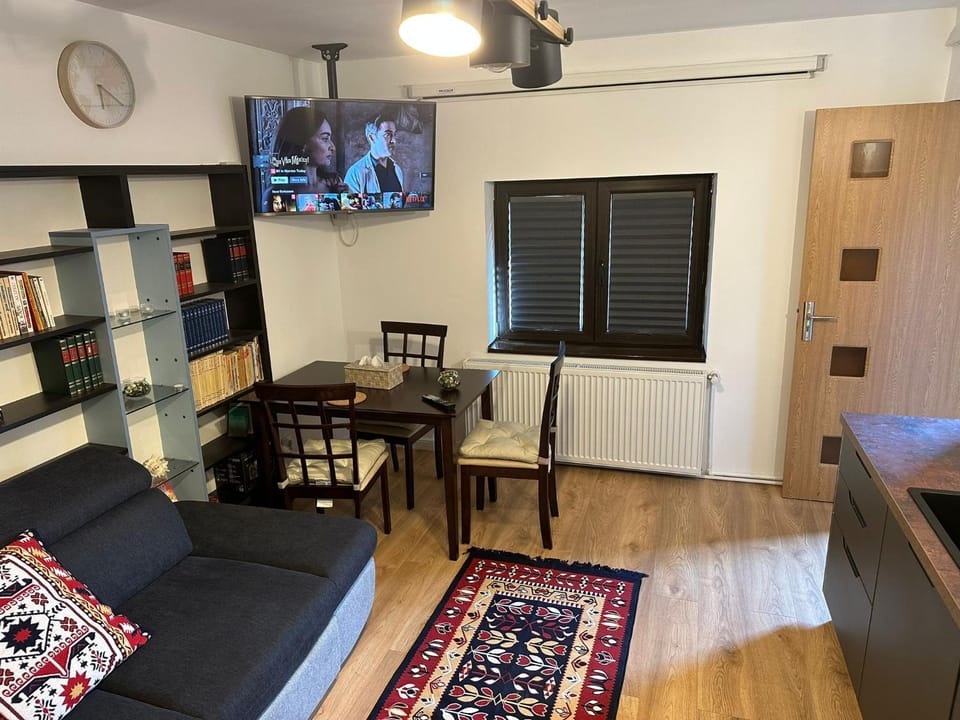 Communal lounge/ TV room, TV and multimedia, Kitchen or kitchenette, Living room, Seating area, Dining area