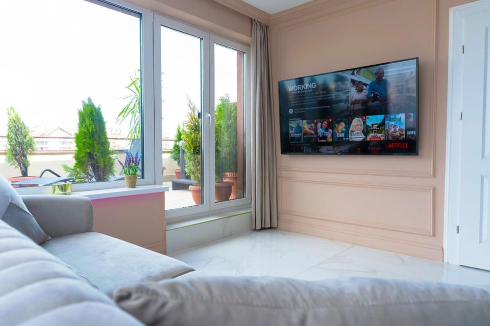 Communal lounge/ TV room, TV and multimedia, Living room, Seating area, Evening entertainment, locker