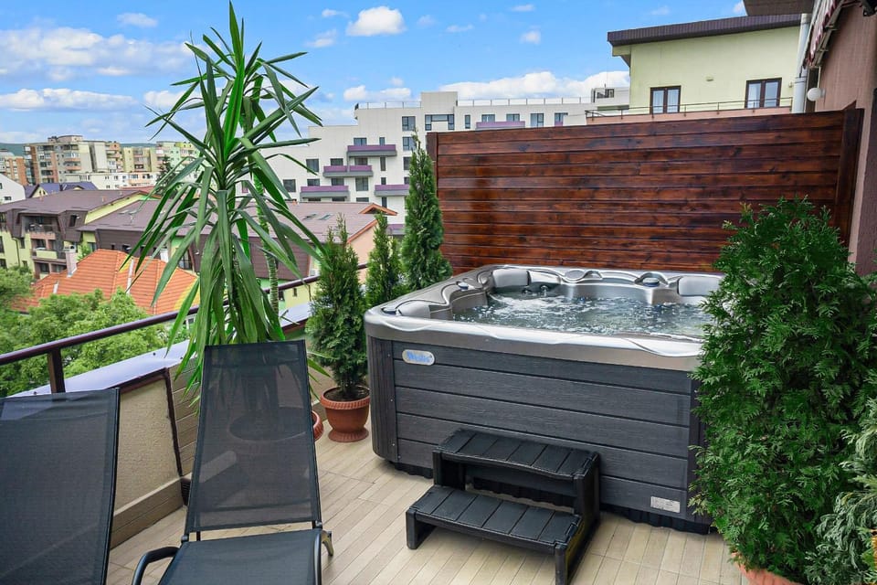 Patio, Day, Hot Tub, Hot Tub, Balcony/Terrace