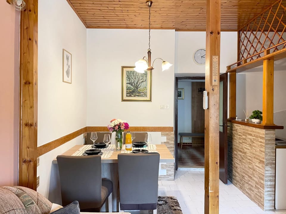 Seating area, Dining area