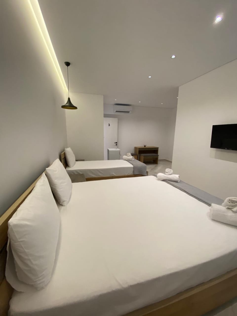 Bed, TV and multimedia, Bedroom