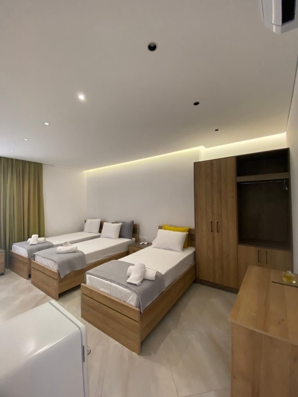 Bed, Bedroom, towels