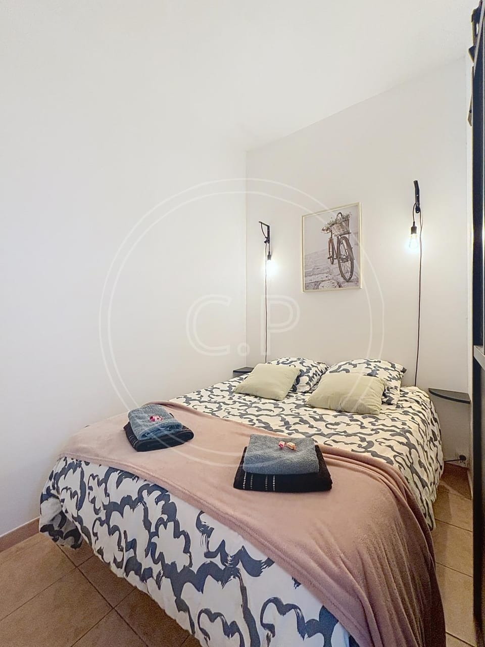Bed, Photo of the whole room, Bedroom, towels