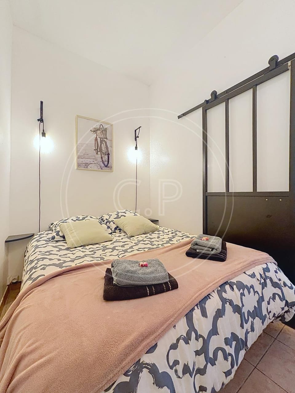 Bed, Photo of the whole room, Bedroom, towels