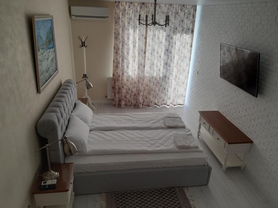 Bed, TV and multimedia, Living room, Bedroom, air conditioner