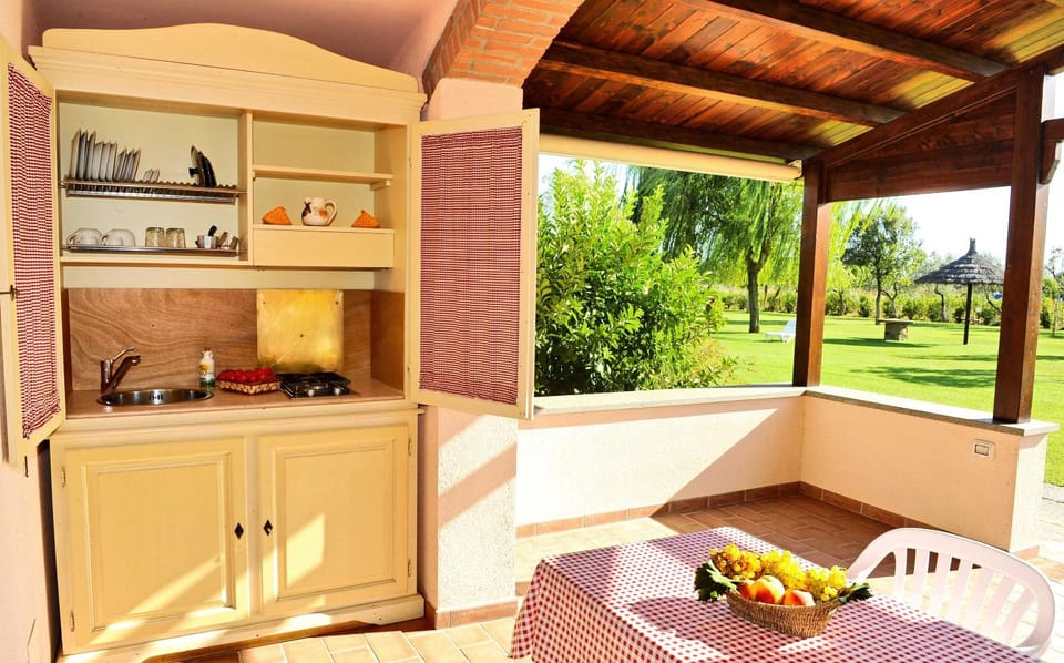 Patio, Coffee/tea facilities, Kitchen or kitchenette, Dining area, Garden view