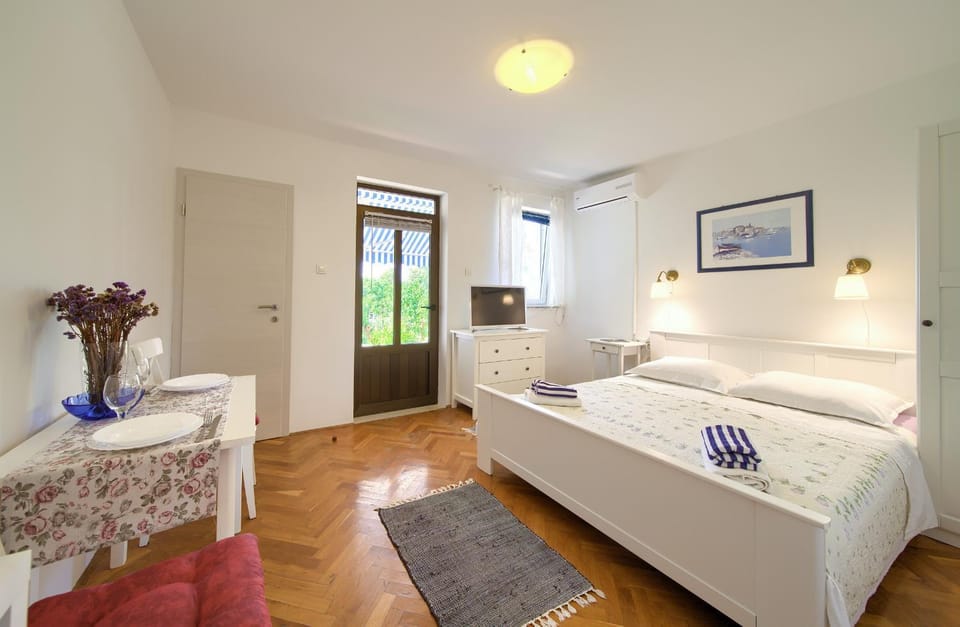 Bed, Seating area, Dining area, Bedroom