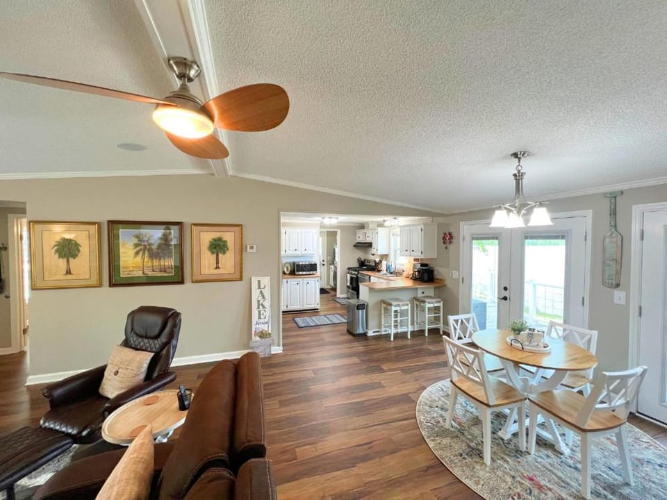 Kitchen or kitchenette, Living room, Seating area, Dining area, fireplace