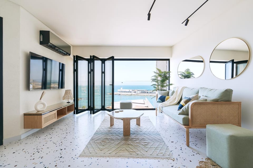 Communal lounge/ TV room, TV and multimedia, View (from property/room), Living room, Seating area, Evening entertainment, City view, Sea view
