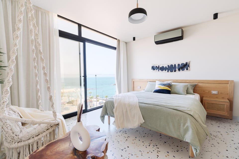 Bed, Photo of the whole room, Seating area, Bedroom, air conditioner