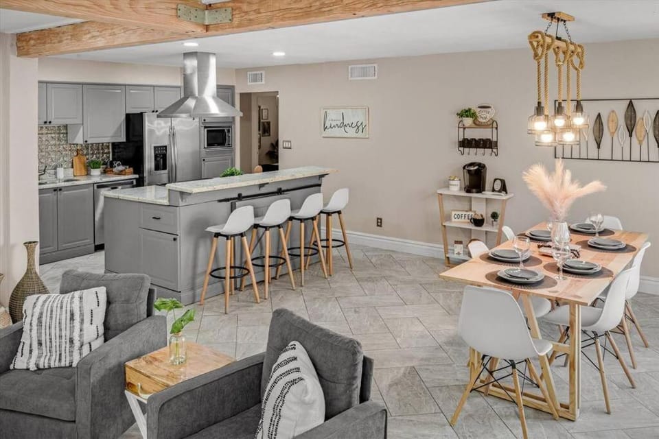Modern Tempe home with Heated pool, ASU House in Tempe