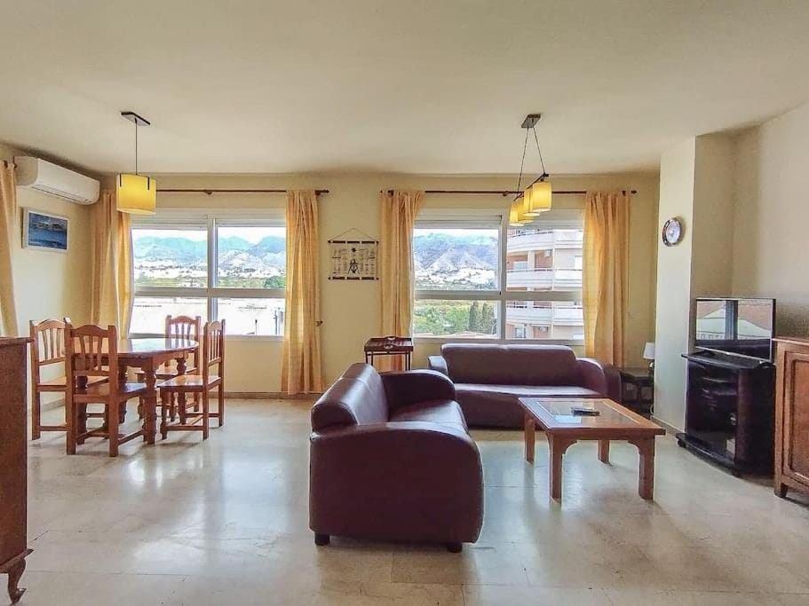 Spacious 4 bedroom with parking in town centre, Nerja Apartment in Nerja