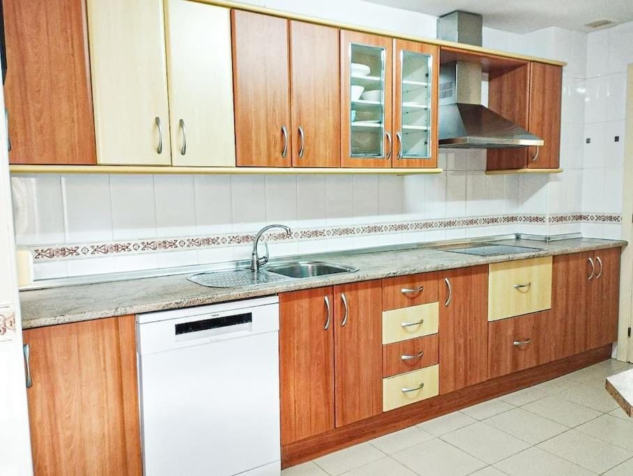 Spacious 4 bedroom with parking in town centre, Nerja Apartment in Nerja