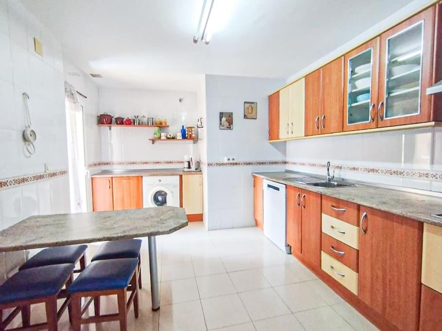 Spacious 4 bedroom with parking in town centre, Nerja Apartment in Nerja